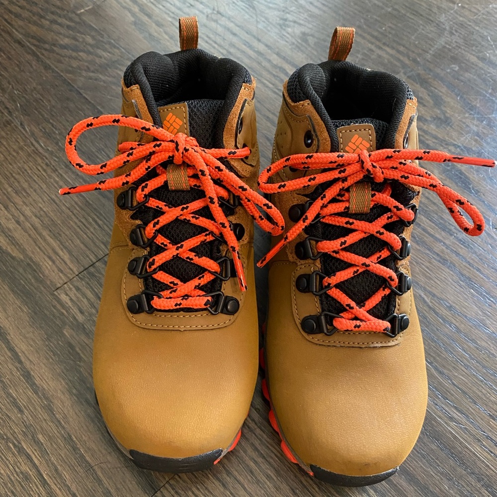 Kids hiking boots